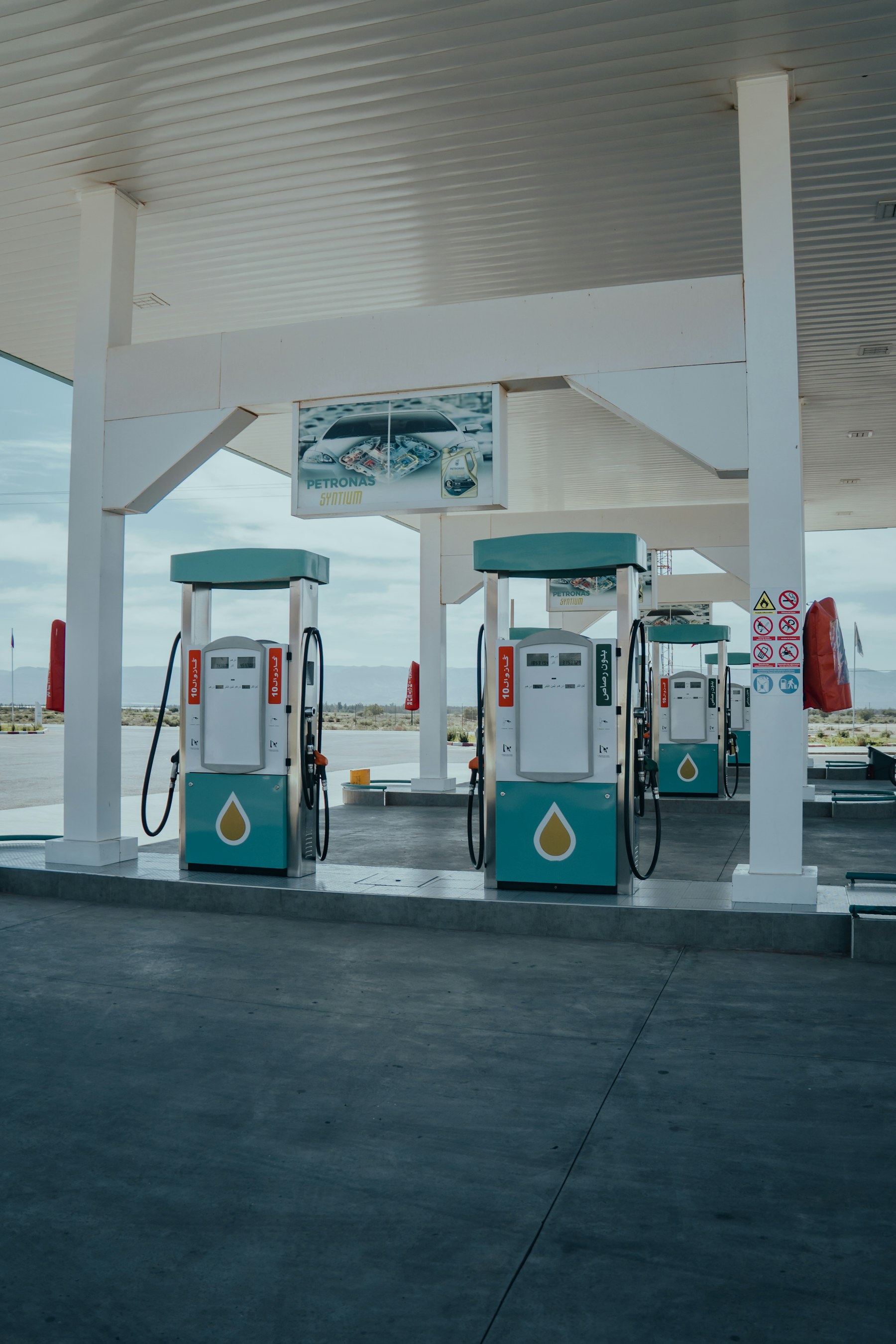 Isole di erogazione carburante sotto una pensilina